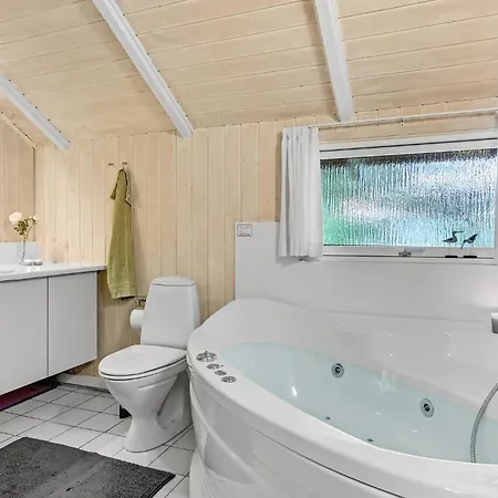 Five-bedroom In Grenaa בית נופש גרנה