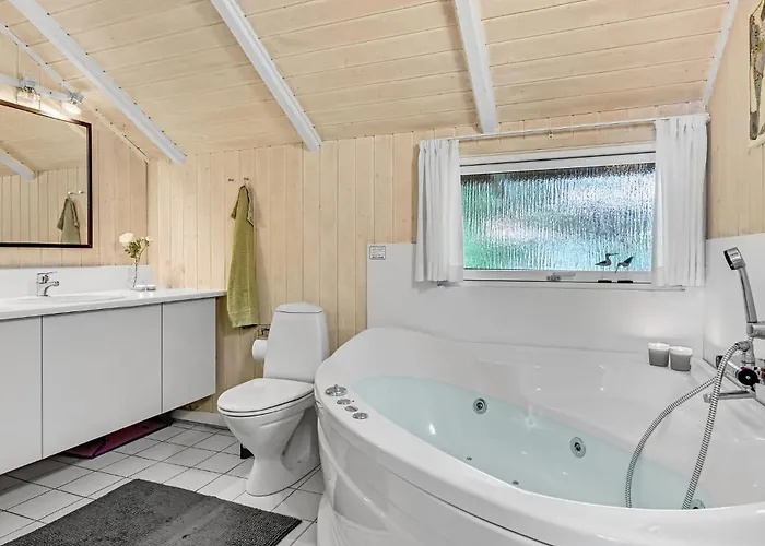 Five-bedroom In Holiday home Grenaa